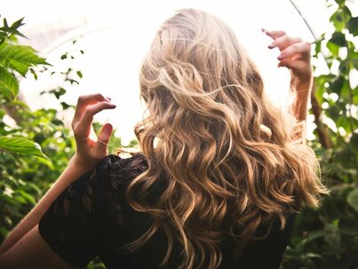 5 tipov ako zastaviť vypadávanie vlasov