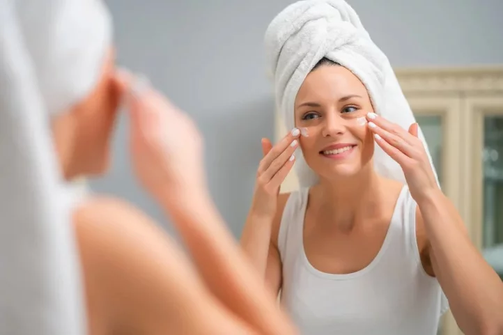 Ceramidy: tajomstvo zdravej pleti, ktoré si zamilovala moderná skincareAk je pleť napnutá, citlivá, rýchlo sa vysušuje alebo reaguje na každú zmenu počasia, problém často nespočíva v nedostatku kozmetiky. Veľmi často ide o oslabenú kožnú bariéru. A práve preto patria ceramidy medzi najvyhľadávanejšie ingrediencie modernej starostlivosti o pleť s Bione Cosmetics
