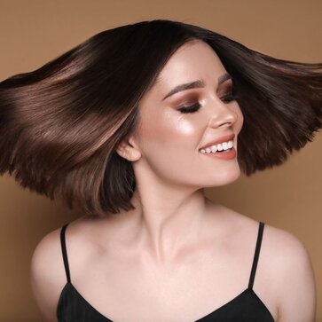 Vypadávanie vlasov – príčiny, riešenia a najlepšie prírodné šampóny