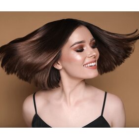 Vypadávanie vlasov – príčiny, riešenia a najlepšie prírodné šampóny